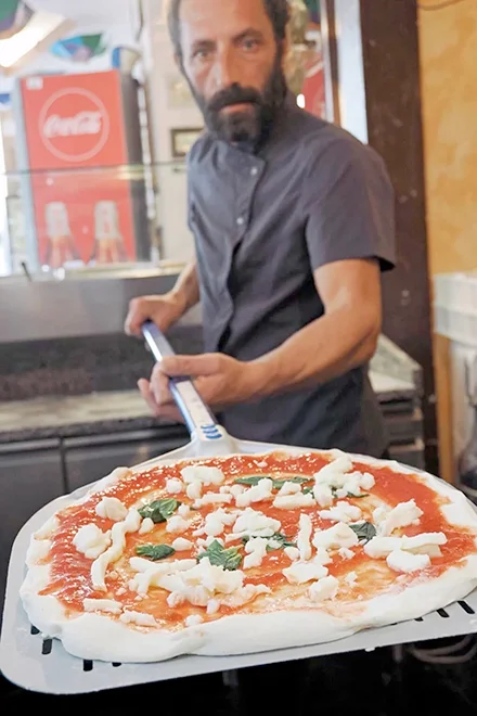 Franko Rajković, pizzajol i autor Pizza Fiumana, ispred peći za pizzu