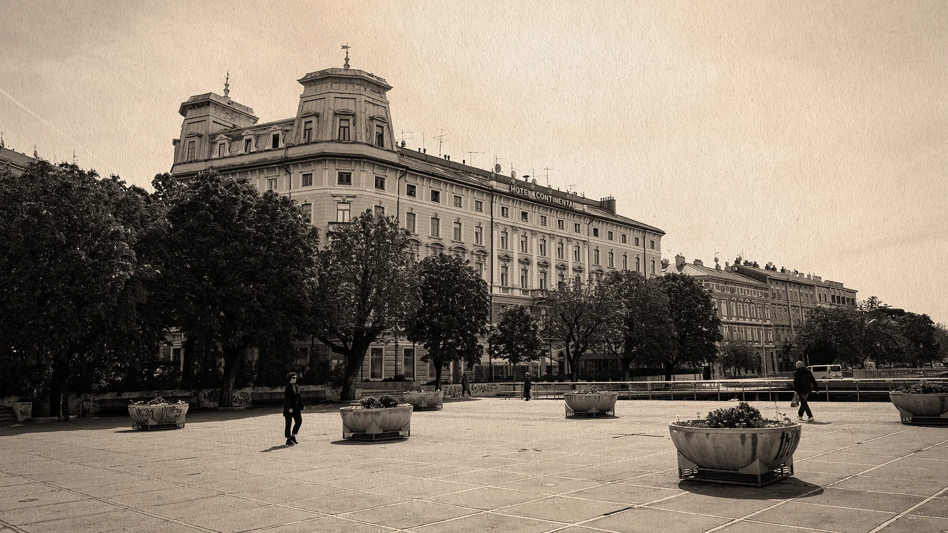 Pogled na Kont, riječki gradski trg s povijesnim zgradama