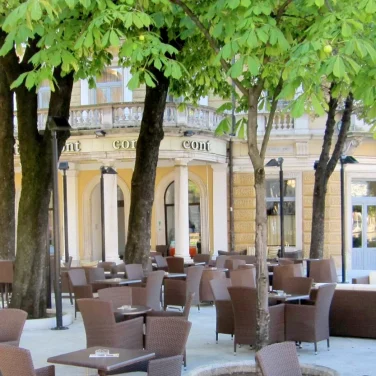Vanjski pogled na Bistro Paris u Rijeci, jedna od lokacija za Pizza Fiumana
